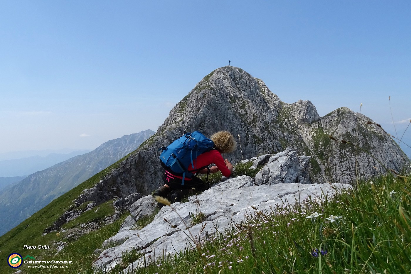 49 Fotogrfando stelle alpine con vista in Corna Piana.JPG -                                